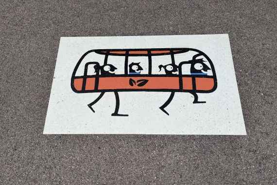 Die Haltestellen des Pedibus in Floridsdorf zur Volksschule Schumpeterweg wurden mit Straßenmarkierungen gekennzeichnet.