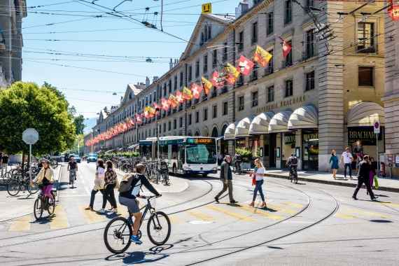 Radfahrende und Zu-Fuß-Gehende in Genf