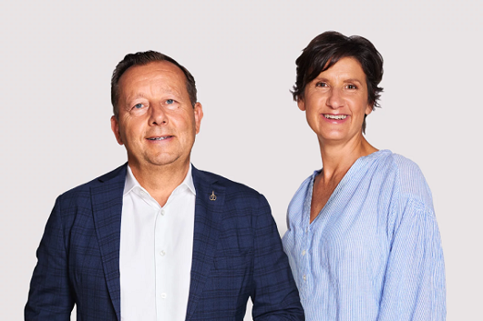 Zu sehen sind Herr Klein, Geschäftsführer der VINDOMA Immobilienmanagement GmbH  und Frau Klein-Mingione , Generalbevollmächtigte der VINDOMA Immobilienmanagement GmbH