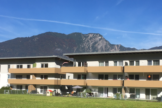 Mehrfamilienhaus (22 Wohnungen) mit Komfortlüftung und variabler Druckregelung: Die Abbildung zeigt das Foto zweier Mehrfamilienhäuser in Tirol