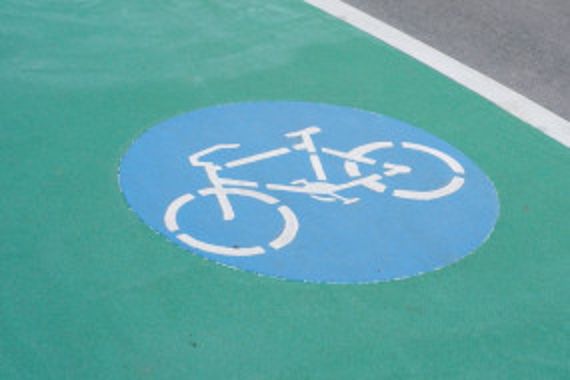 Das Foto zeigt einen Auschnitt der Bodenmarkierung eines Radweges.