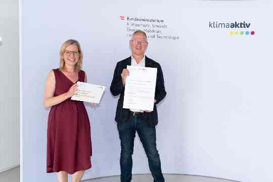 Im Bild: Klimaschutzministerin Leonore Gewessler, Harald Kopertz (Immo Solutions)