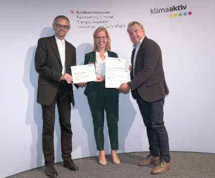Im Bild: Klimaschutzministerin Leonore Gewessler, Bürgermeister Manfred Maierhofer (Gemeinde Ludmannsdorf / Bil?ovs), Gerhard Kopeinig (ARCH+MORE ZT)