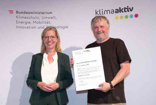 Im Bild: Klimaschutzministerin Leonore Gewessler, Karlheinz Abraham (Kärntner Siedlungswerk Gemeinnützige GmbH)