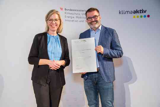 Im Bild: Klimaschutzministerin Leonore Gewessler und Klaus Petraschka (KPPK Ziviltechniker GmbH)