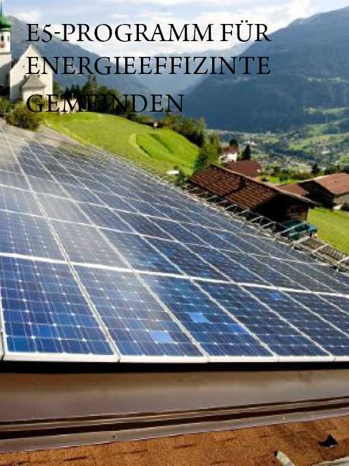 Solar-Panel und dahinter eine ländliche Gemeinde