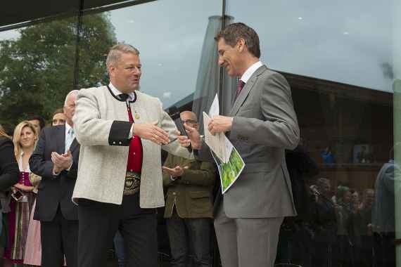 Bundesminister Andrä Rupprechter überreicht die klimaaktiv Plakette an den Geschäftsführer des CCA Georg Hechenblaikner