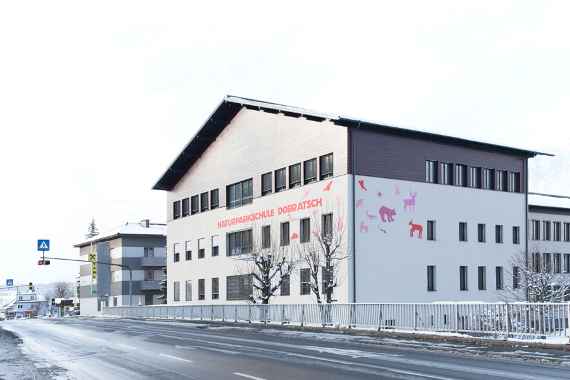 Die Volksschule Arnoldstein wurde hochwertig saniert und barrierefrei erschlossen.