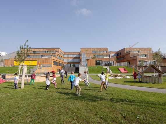In der Seestadt Aspern in Wien Donaustadt ist ein neuer Bildungscampus für rund 800 Kinder errichtet worden. Das Gebäude erreicht mit 900 Punkten klimaaktiv Gold Standard.