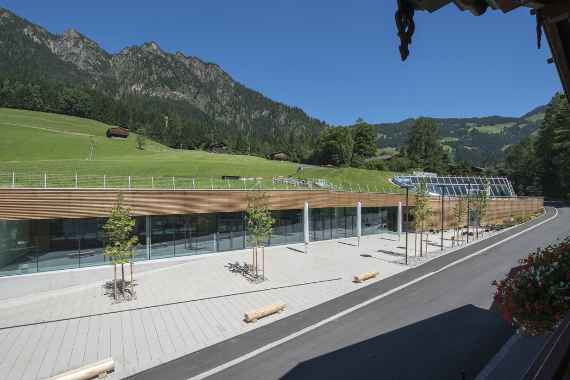 Tiroler Berglandschaft und nachhaltige Architektur treffen im Congress Centrum Alpbach zusammen