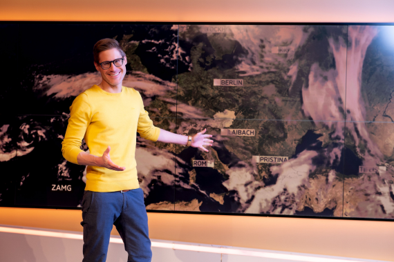 Manuel Kelemen im TV-Studio vor einer Europa-Wetterkarte