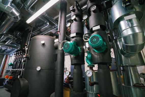 Isolierte Rohrleitungen in einem Industriebetrieb