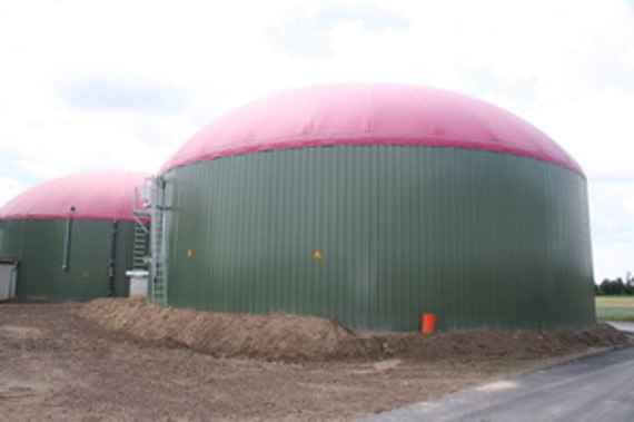 Um optimale Rahmenbedingungen für die Biogasproduktion zu schaffen, muss der Fermenter luftdicht und beheizbar sein. Um die Wärmeabgabe der Wand zu verringern, werden die Wände wie bei einem Haus gedämmt. In der GAshaube sammelt sich das Biogas und wird von dort in den Gasspeicher bzw. BHKW geleitet.