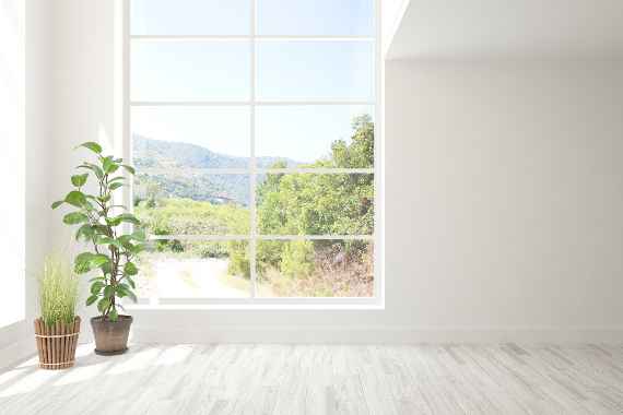Stilvoller leerer Raum in weißer Farbe mit Sommerlandschaft im Fenster. Skandinavische Innenarchitektur. 3D-Illustration