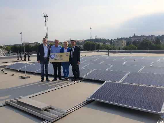 Photovoltaik-Bürgerbeteiligungsaktion in NÖ gestartet: 4 Personen auf einem Flachdach mir PV-Panelen