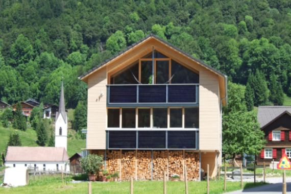 Solaranlagen sind funktionell und können formschön in die Fassade integriert werden