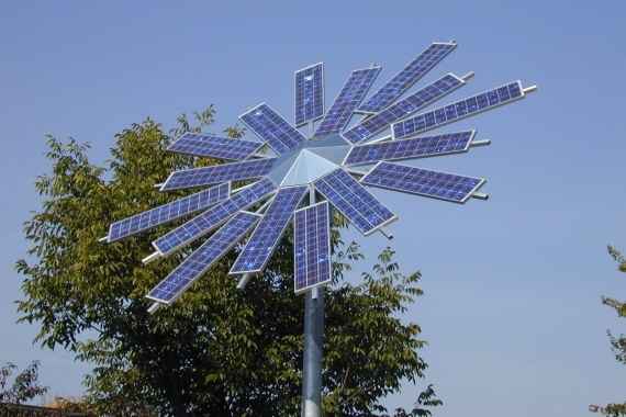 Eine "Photovoltaik-Blume" (das Aussehen der PV-Anlage erinnert an eine Blume) richtet sich nach der Sonne aus.