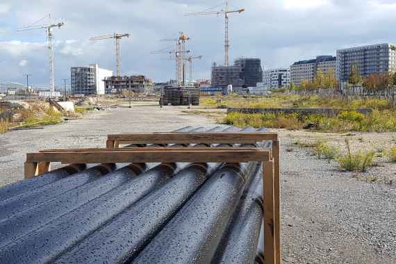 Dekarbonisierung der Fernwärme am Beispiel Wien: Fernwärmerohre vor eine Großbaustelle in Wien