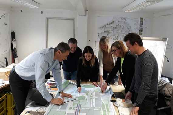 Gruppe von Personen bespricht einen Stadtplan