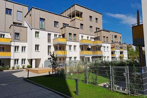 Ausschnitt des viertstöckigen Gebäudekomplexes in der Friedrich-Inhauser-Straße in Salzburg
