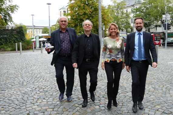 4 Personen sind gehend abgebildet: Dieter Schwab (walk-space), Robert Thaler (BMK), Barbara Unterkofler (Vizebürgermeisterin Salzburg) und Stefan Schnöll (Landesrat Salzburg)