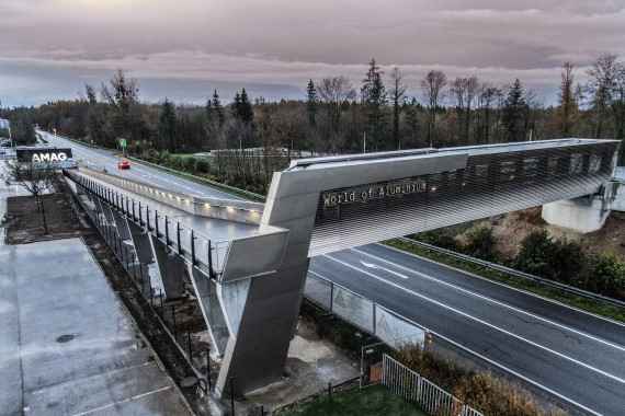 Zu sehen ist die neu errichtete Fuß- und Radverkehrsbrücke der AMAG Austria Metall AG.