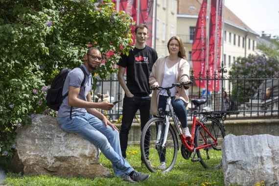 Student:innen mit neuem Fahrrad der Technischen Universität Graz