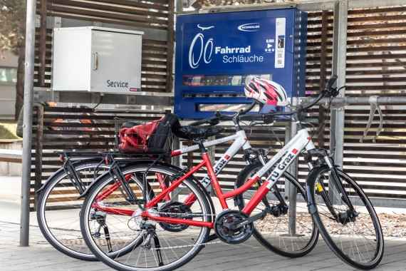 Fahrräder der Technischen Universität Graz vor einer Fahrradreparaturstation