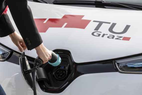Ein Elektroauto der Technischen Universität Graz wird aufgeladen.