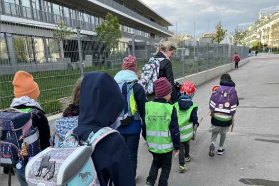Die Schülerinnen und Schüler der Volksschule Schumpeterweg in Floridsdorf gehen mit dem Pedibus gemeinsam zu Fuß zur Schule.