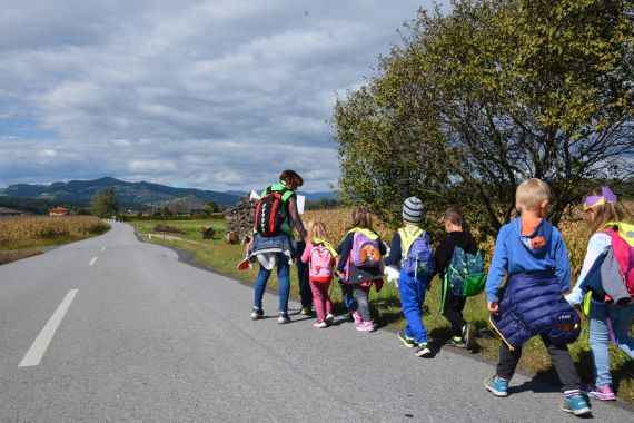 Kinder des Kindergartens Mooskirchen in der Steiermark sind mit dem Pedibus zu Fuß unterwegs