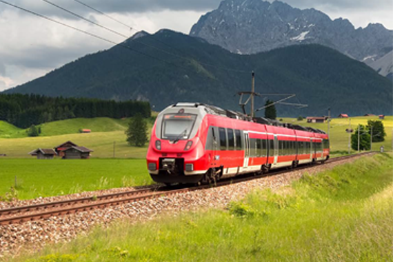 Auf dem Deckblatt der Broschüre "Wie wird meine Tourismusdestination nachhaltig mobil?" ist ein Zug zu sehen sowie Berge im Hintergrund.