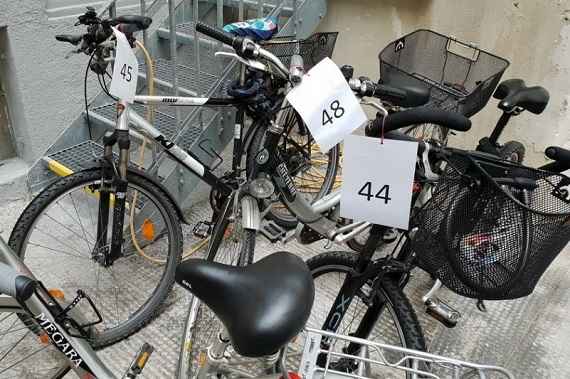 Eine genaue Kennzeichnung der abgegebenen Fahrräder gewährleistet, dass die Fahrräder in der abgegebenen Reihenfolge repariert werden.