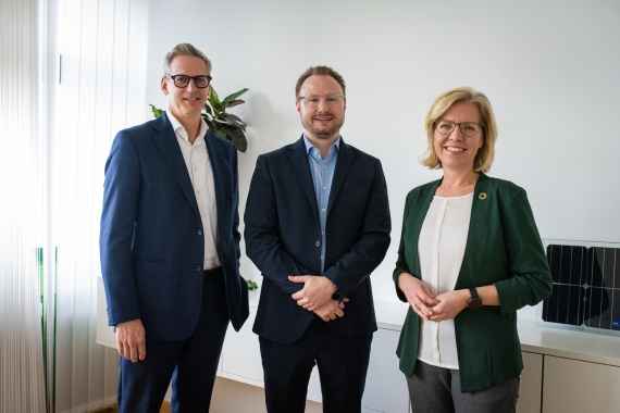SCHIG-Geschäftsführer Stefan Weiss, Verlagerungscoach Maximilian Bauer und Klimaschutzministerin Leonore Gewessler