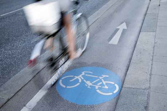 Radfahrer:in auf einem Radweg in Wien