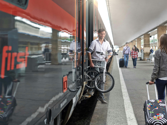 Junder Mann steigt mit seinem Faltrad aus einem ÖBB-Railjet aus.