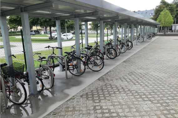 moderner Fahrradabstellplatz mit Fahrrädern
