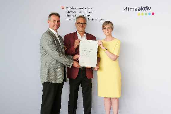 Im Bild: Robert Lamprecht (Geschäftsführer), Adolf Rechberger (Facility Management) mit Bettina Bergauer (BMK)