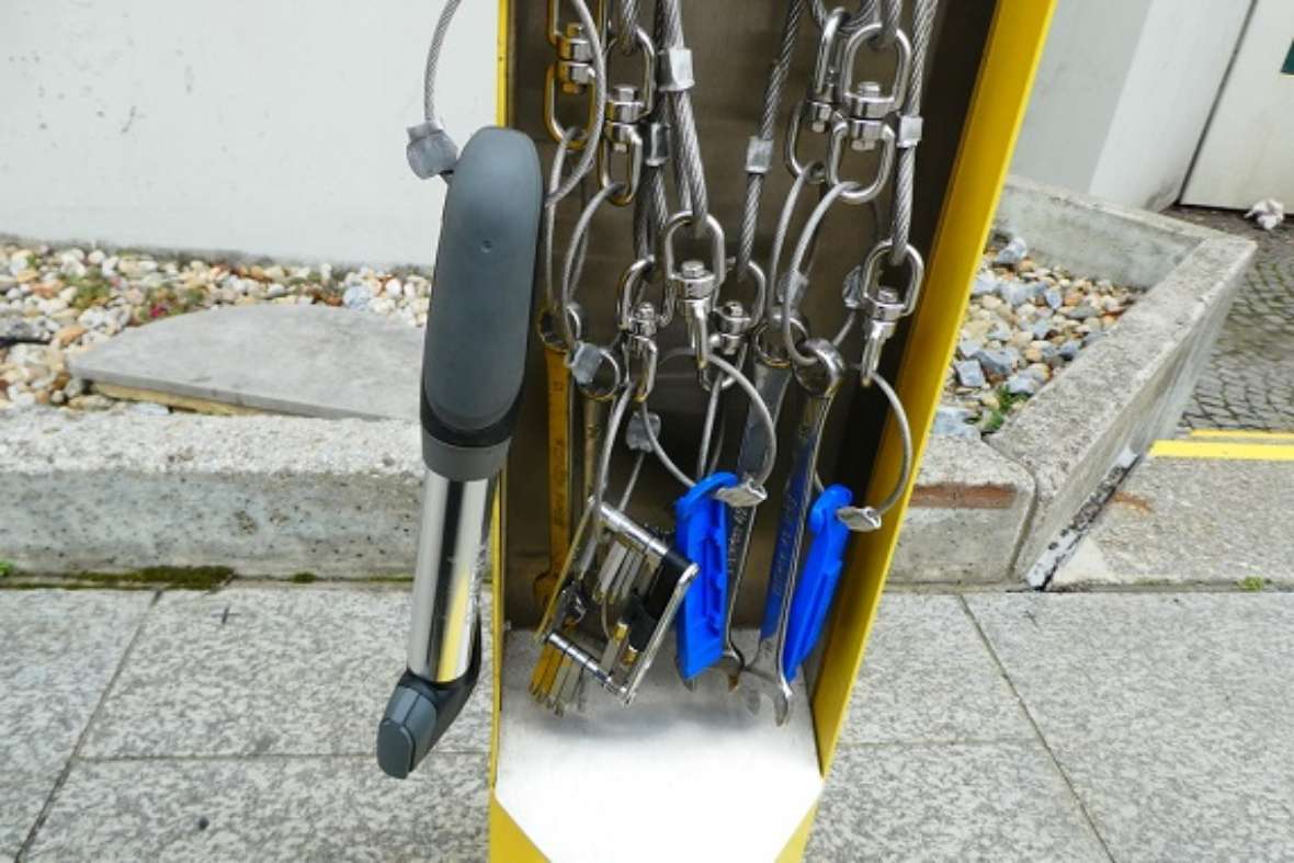 Die Radservicesäule am Standort Radetzkystraße enthält die wichtigsten Werkzeuge für kleine Reparaturen am Fahrrad. 