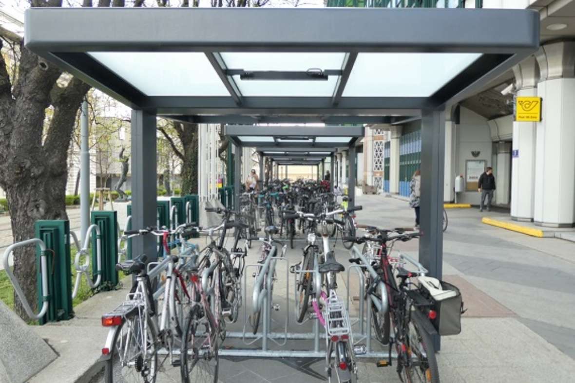 Die neue Radabstellanlage in der Radetzkystraße 2 mit Einfahrt über die Hintere Zollamtstraße ist überdacht, beleuchtet, barrierefrei und bietet Platz für rund 200 Fahrräder. 