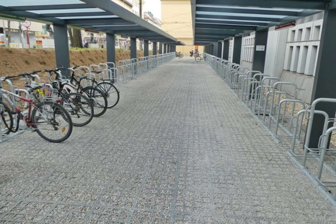 Die neue eingangsnahe Radabstellanlagen in der Radetzkystraße 2 ist überdacht, beleuchtet, barrierefrei und bietet Platz für rund 50 Fahrräder.