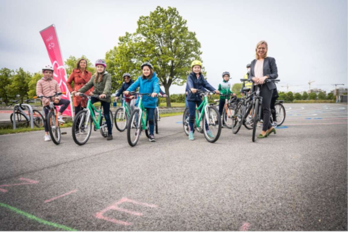 Bundesministerin Gewessler und Stadträtin Sima mit Kindern am Fahrradübungsplatz