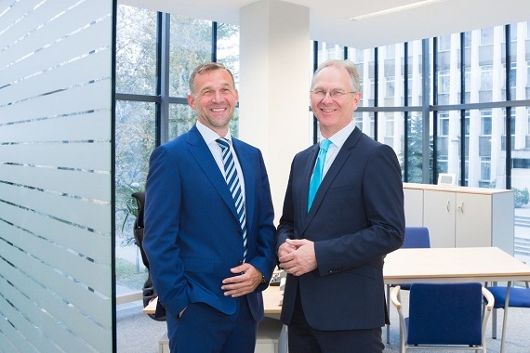 Auf dem Bild sind Herr Christian Schön und Herr Harald Kopertz, geschäftsführende Gesellschafter der Firma AURIS Immo Solutions GmbH, zu sehen.