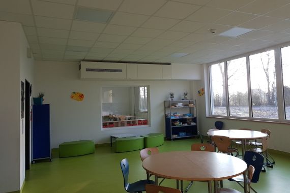 Klassenzimmer mit dezentraler Lüftungsanlage an der Decke des Raums