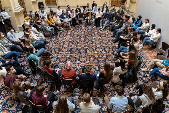 Teilnehmende des Klimajugendrats 2022 bilden einen Sesselkreis im Palais Epstein. 