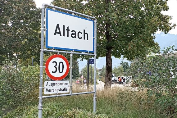 Ortsschild Altach mit Tempo 30 Schild (ausgenommen Vorrangstraßen)