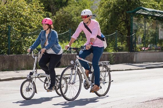 Auf dem Bild sind ein Mann und eine Frau beim Radfahren zu sehen.