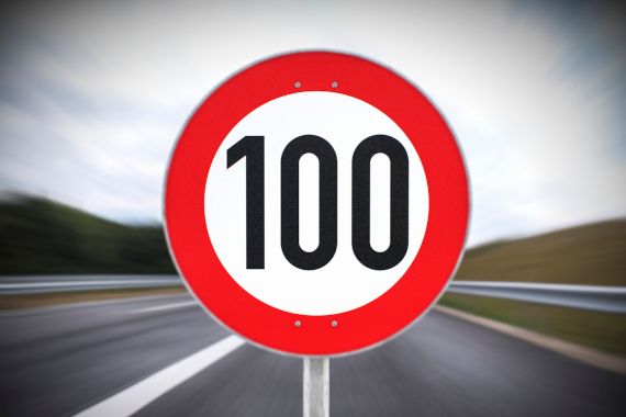 Tempo 100 Schild auf Autobahn in Österreich