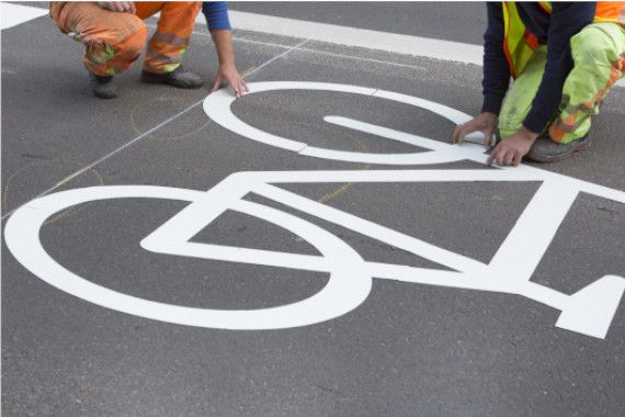 Ein Radpiktogramm wird auf einer Straße aufgebracht