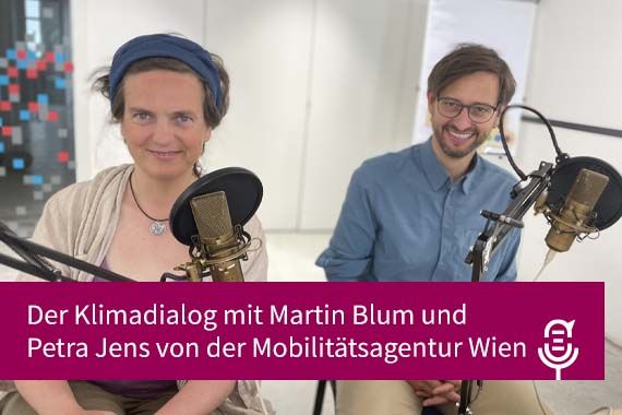 Petra Jens sitzt neben Martin Blum vor Podcastmikrophon, davor Schrift: Der Klimadialog mit Martin Blum und Petra Jens von der Mobilitätsagentur Wien
